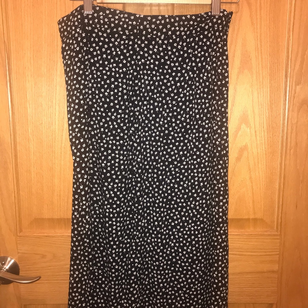 This mid skirt has a slip on the side